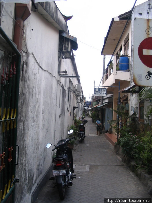 В центре немало вот таких узких улочек, где проедешь только на мотоцикле или пройдешь пешком Джокьякарта, Индонезия