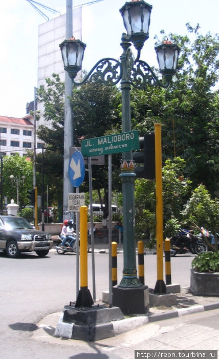 Главная улица города, местная тверская, названа именем герцога Мальборо. Джокьякарта, Индонезия