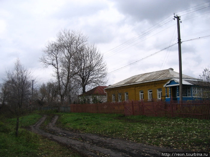 Деревенская улица, не главная. До сих пор носит имя Ленина и не имеет никакого покрытия на всем своем протяжении. Ездить здесь лучше всего на тракторе. Шилово, Россия