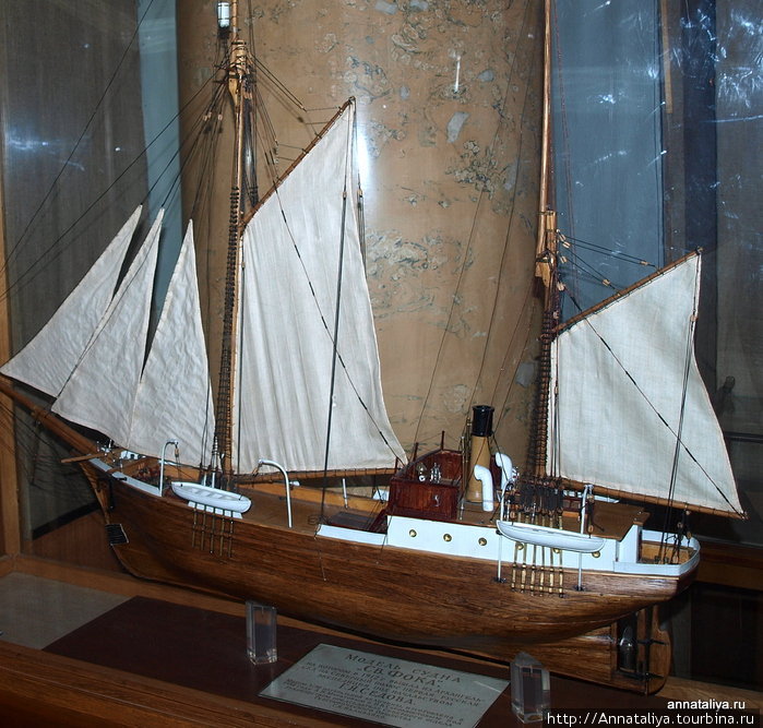 Модель судна Св. Фока, на котором в 1912 году вышла из Архангельска на Северный полюс первая русская экспедиция под началом Георгия Седова. Санкт-Петербург, Россия