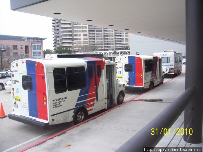 Автобусы для перевозки инвалидов поданы к окончанию церковной службы Хьюстон, CША