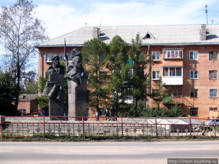 Памятник, известный как три головы, стоит на Ленинградском шоссе Ржев, Россия