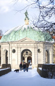 Крышу Храма Дианы украшает копия «Баварской Теллус» — бронзовой статуи работы Губерта Герхарда 1623 г. Оригинал статуи находится в Императорском зале мюнхенского дворца-резиденции.
