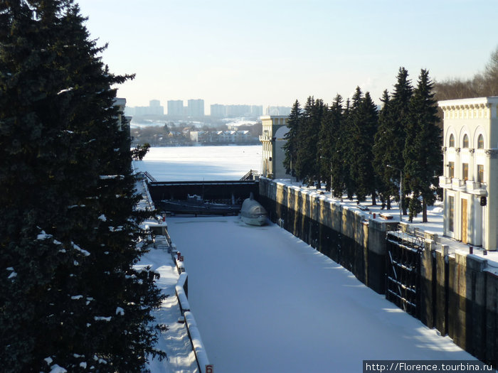 Вид на замерзший шлюз Москва, Россия