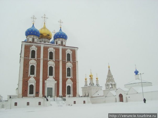 Самый яркий на территории Кремля Успенский собор.