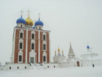 Самый яркий на территории Кремля Успенский собор.