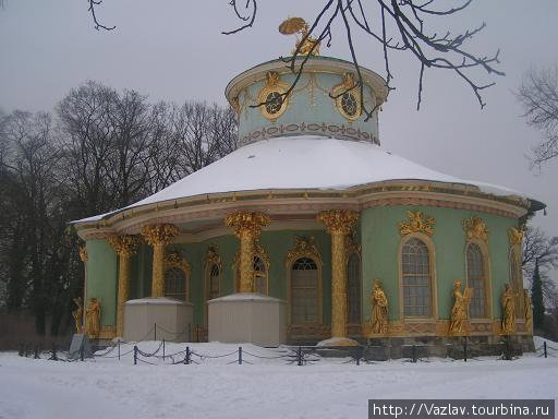 Заснеженный китайский домик Потсдам, Германия