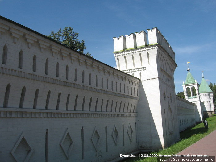 Монастырь обнесен высокой, с одной стороны, снежно-белой, с другой — красно-коричневой, кирпичной стеной, выполненной в различных архитектурных стилях. Дзержинский, Россия