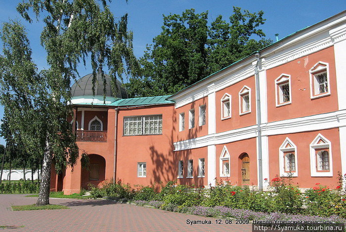 После закрытия монастыря в 20-х годах здесь размещались жилые помещения и школа. Дзержинский, Россия