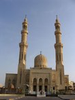 Путешествие мое началось банально — в Хургаде. Так как делать там, в принципе, было особо нечего, я осмотрела тамошнюю самую крупную мечеть. Вот она!
