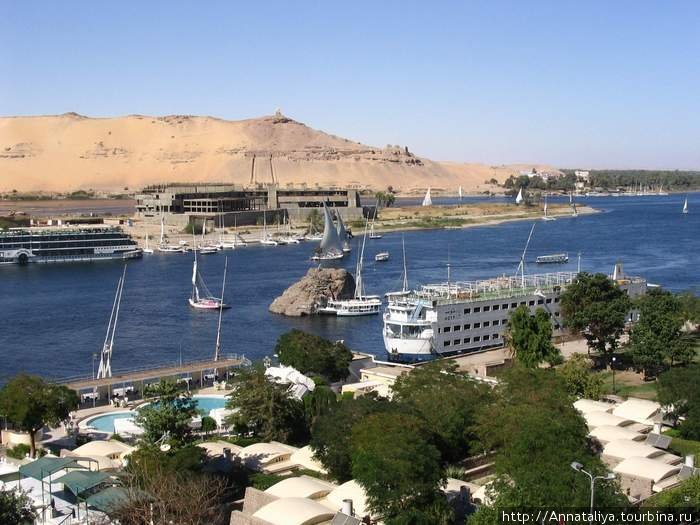 Асуан — удивительный по красоте город! Это вид на Нил с балкона моей гостиницы! (кстати, номер стоил шесть долларов — вот, что значит, отправлять турфирмы куда подальше! :)) Египет
