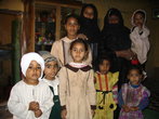 А потом одна из девочек повела меня к себе домой пить чай! Это ее семья! А бежевые платья на девочках в центре — школьная форма, между прочим!