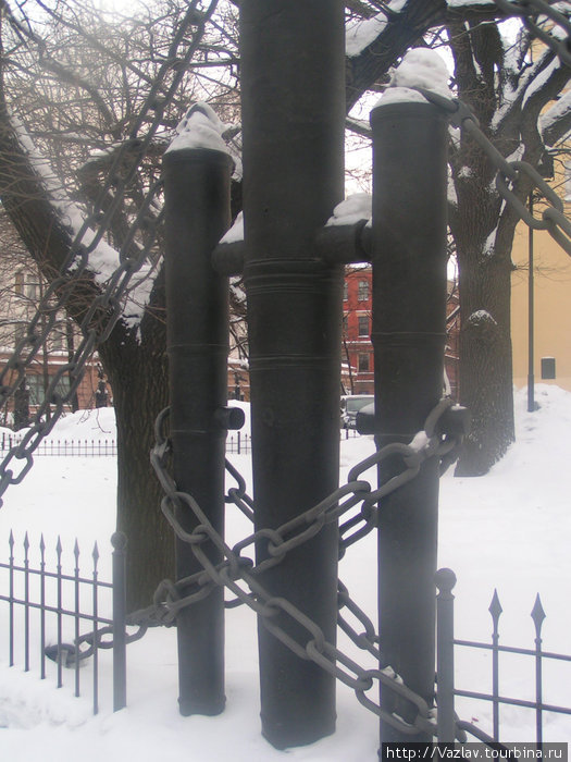 Ограда сделана из турецких пушек, захваченных во время войны Санкт-Петербург, Россия