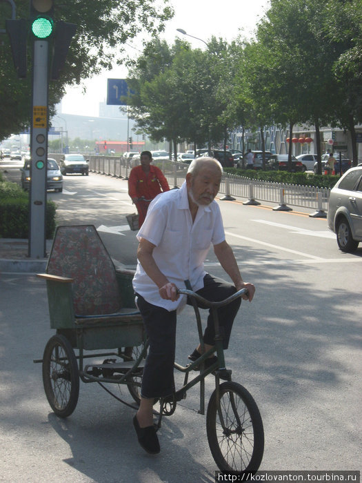 Китайский рикша: в поисках пассажира. Пекин, Китай