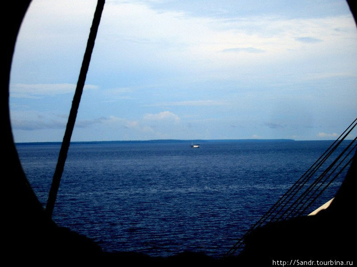Одинокое судно идет нам навстречу Соронг, Индонезия