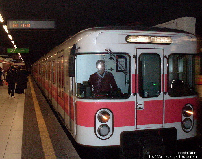 Сами поезда тоже не ахти какие. Снаружи вагоны покрашены в те цвета, что и линии, по которым они ходят... Милан, Италия