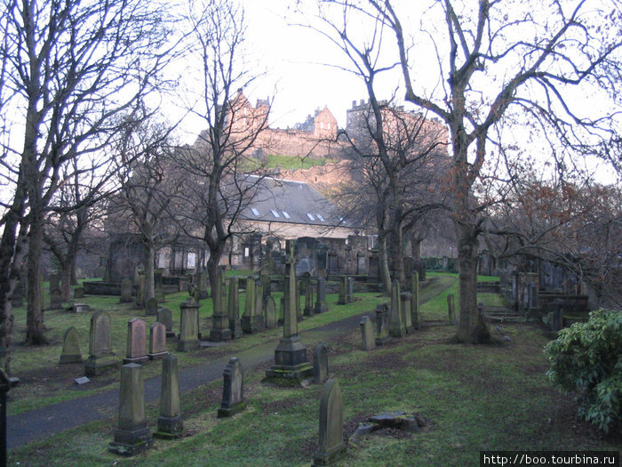 старинное кладбище возле Замка Эдинбург, Великобритания