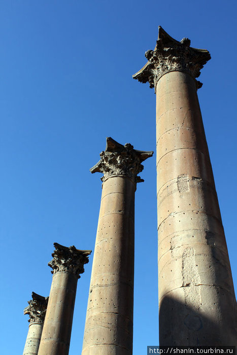 Четыре колонны — символ Босры Босра, Сирия