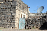 Дома, сараи и заборы строят из добытых на руинах камней