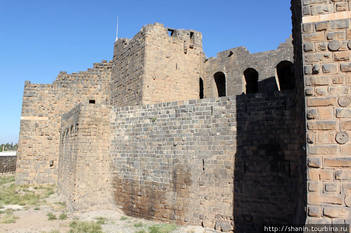 Снаружи — крепость, внутри — амфитеатр Босра, Сирия