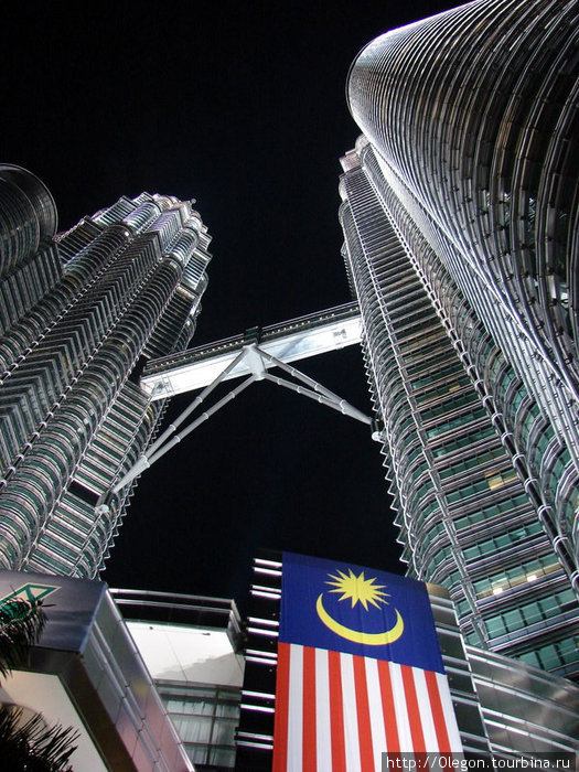 С флагом Малайзии Куала-Лумпур, Малайзия