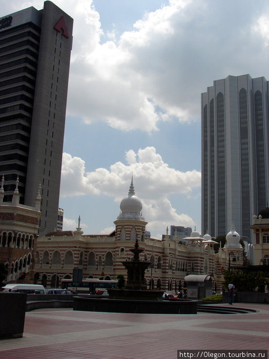 И всё же сзади небоскрёбы Куала-Лумпур, Малайзия