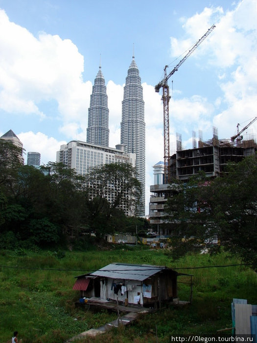Ещё остались сарайчики на фоне небоскрёбов, но скоро и те застроят Куала-Лумпур, Малайзия