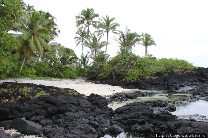 Белый песок и чёрные вулканические камни- красивое сочетание Остров Уполу, Самоа