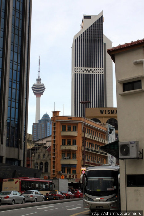 Узкая улочка в центре Старого города, недалеко от центрального автовокзала Куала-Лумпур, Малайзия