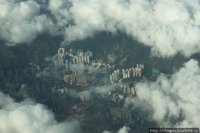 С высоты птичьего полёта, через облака Гонконг
