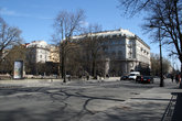 Середина Каменноостровского пр., сквер рядом с проходным двором.