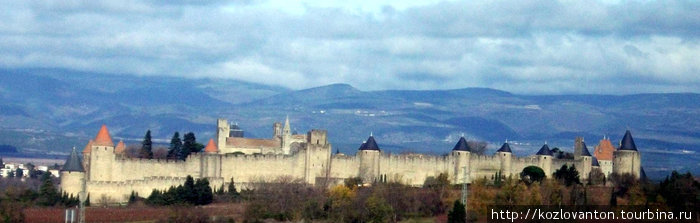 Панорама крепости с дороги. Каркассон, Франция