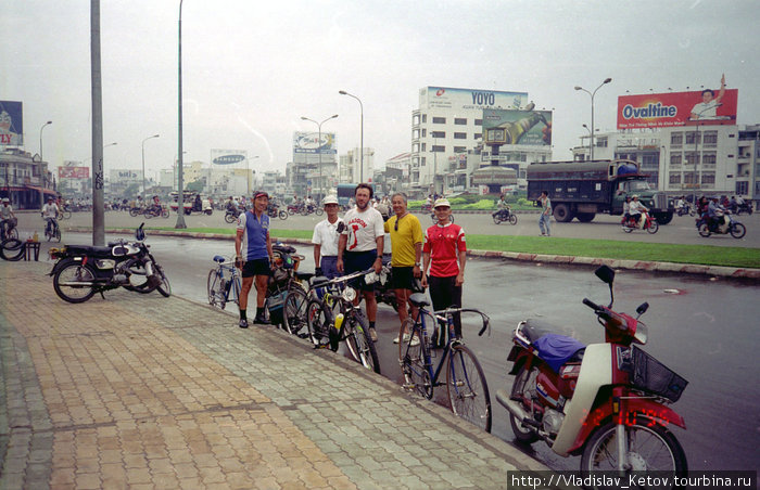 С местными велосипедистами Камбоджа