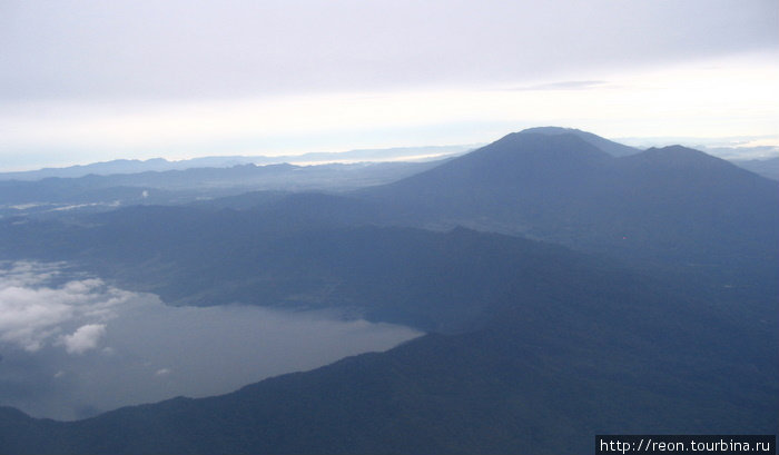 Скорее всего, это озеро Манинджау Суматра, Индонезия