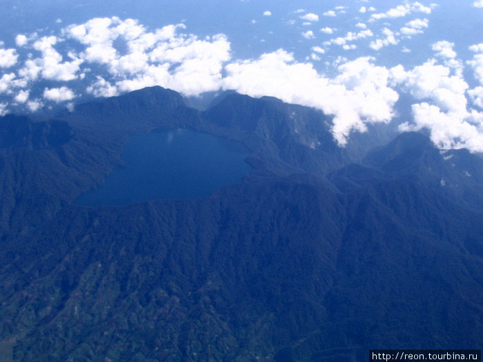 Еще одно высокогорное вулканическое озеро Суматра, Индонезия