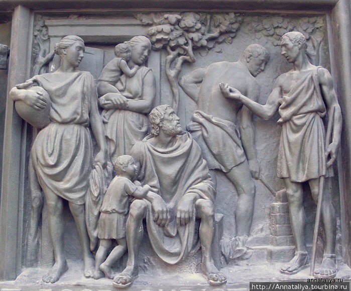 Снаружи собор украшен 2245 статуями Милан, Италия