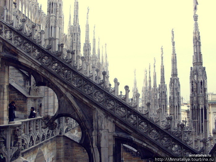 Архитекторы Миланского собора придумали потрясающую вещь — они оборудовали его крышу, как террасу. Когда вы поднимаетесь на нее, то перед вами предстают все его 135 шпилей Милан, Италия