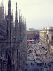 А снизу перед вами будет Милан, его центр, его соборы и дворцы — всё с высоты птичьего полета!