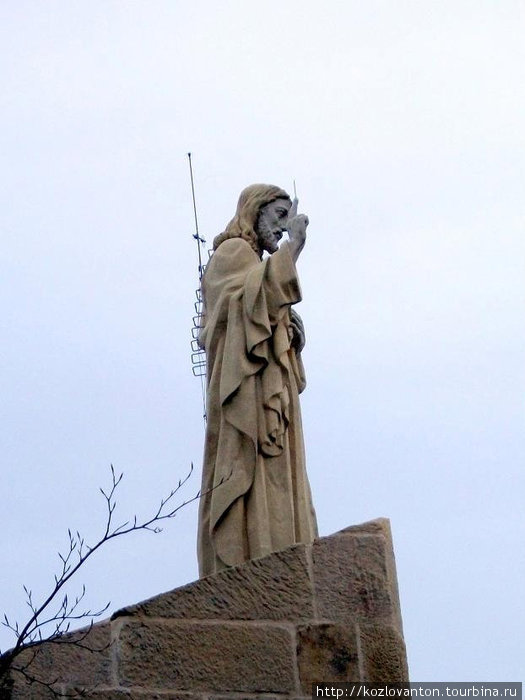 Венчает гору Urgull mendia статуя Христа-радиолюбителя. Правда, она не такая большая, как в Рио-де-Жанейро, зато с антеной за спиной. Сан-Себастьян, Испания