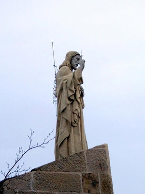 Венчает гору Urgull mendia статуя Христа-радиолюбителя. Правда, она не такая большая, как в Рио-де-Жанейро, зато с антеной за спиной.
