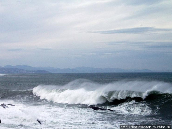 Бушующие волны Атлантики у берегов Сан-Себастьяна. Сан-Себастьян, Испания