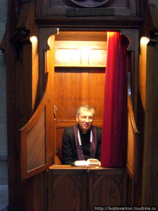 Скучающий пастор внутри собора. Подходите — исповедую! Сан-Себастьян, Испания