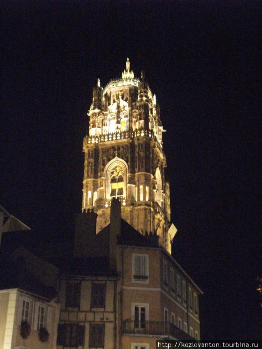 Красива колокольная башня днем, а ночью просто великолепна! Роде, Франция