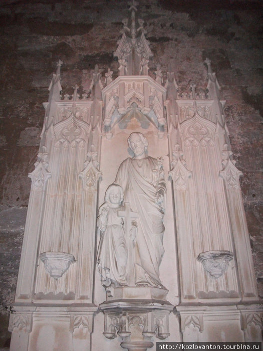Готическая скульптура собора. Роде, Франция
