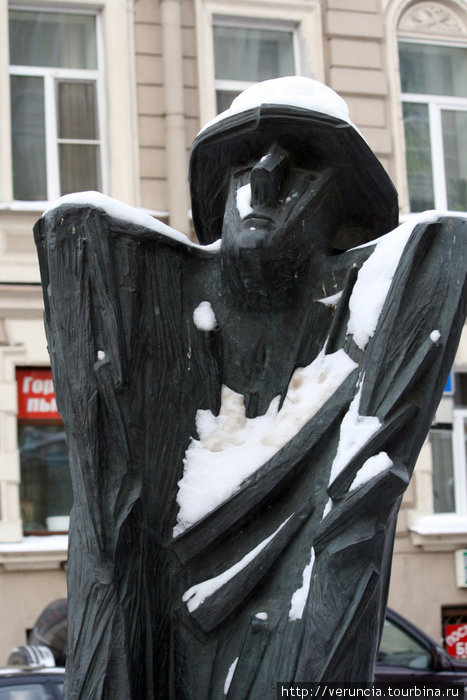 «Слепой» (или «Одинокий») Дмитрия Каминкера установлен на пересечении с Социалистической улицей. Санкт-Петербург, Россия