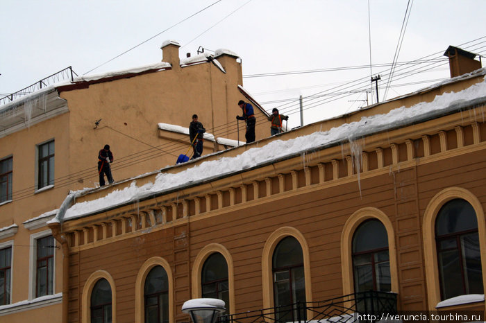 Люди-пауки чистят крыши. Санкт-Петербург, Россия