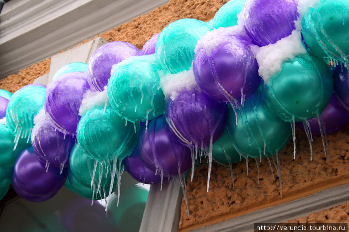 Воздушные шары в сосульках. Санкт-Петербург, Россия