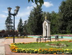 За дорогой — площадь Св. Николая и городской парк.

На площади вблизи монастыря — памятный знак Святителю и Чудотворцу Николаю.