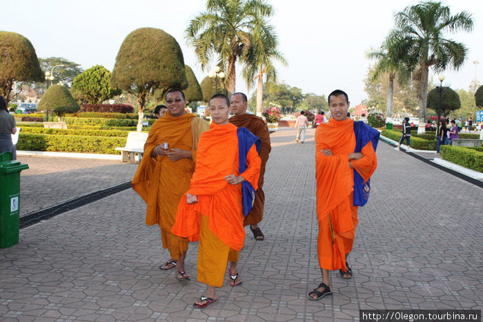 Люди в ораньжевых одеяниях украшают эту страну Вьентьян, Лаос