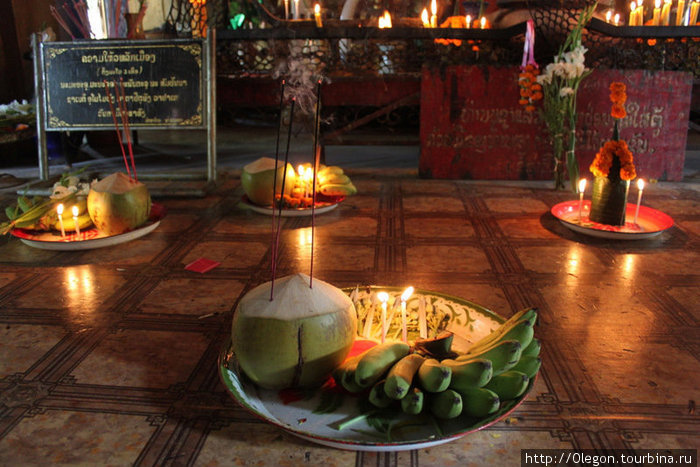 Огонь свеч, аромат цветов и фруктов, и запах дыма от ароматизированых палочек Вьентьян, Лаос